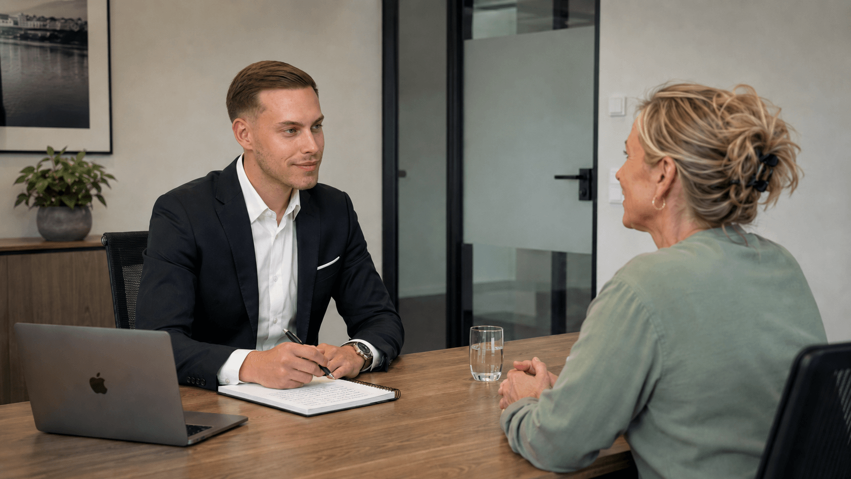 Lukas Fischer im persönlichen Beratungs-Gespräch